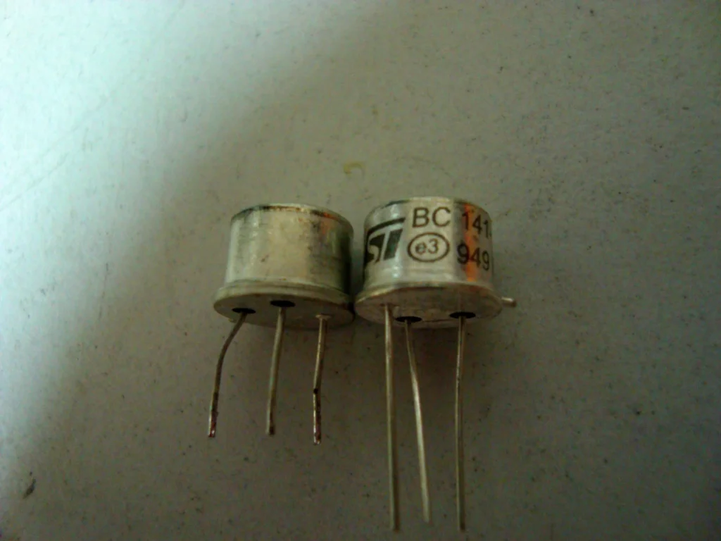 defekter und neuer Transistor