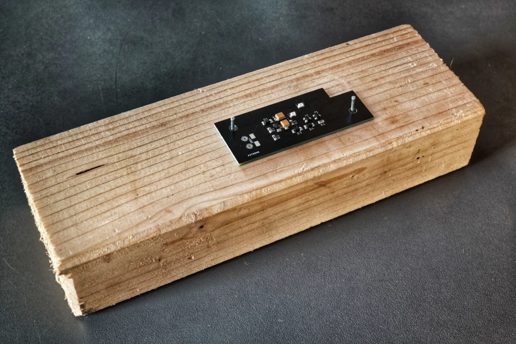SMD LED Stroboskop: teilweise bestückte Platine auf Montagehilfe V0.5