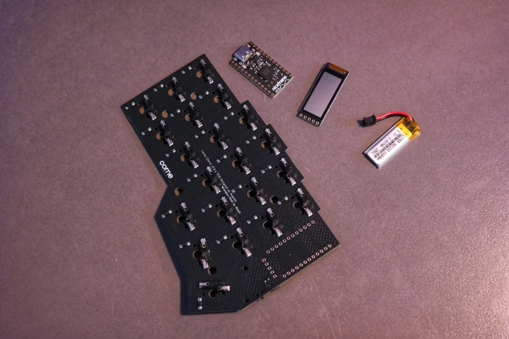 Wireless Corne Keyboard: PCB, Controller, Display und Akku