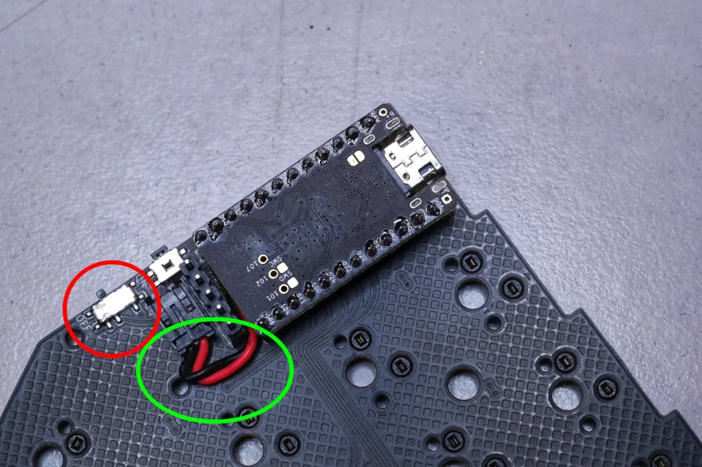 Wireless Corne Keyboard: Einschalter und Kabelführung vom Akku