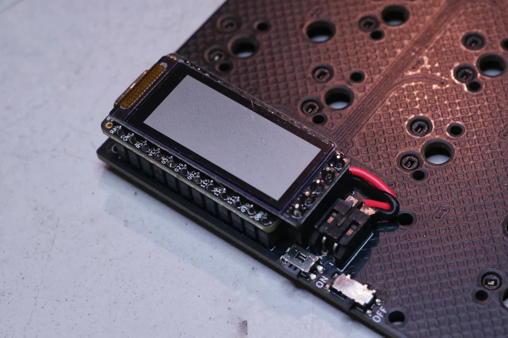 Wireless Corne Keyboard: Controller, Display und Akku sind montiert