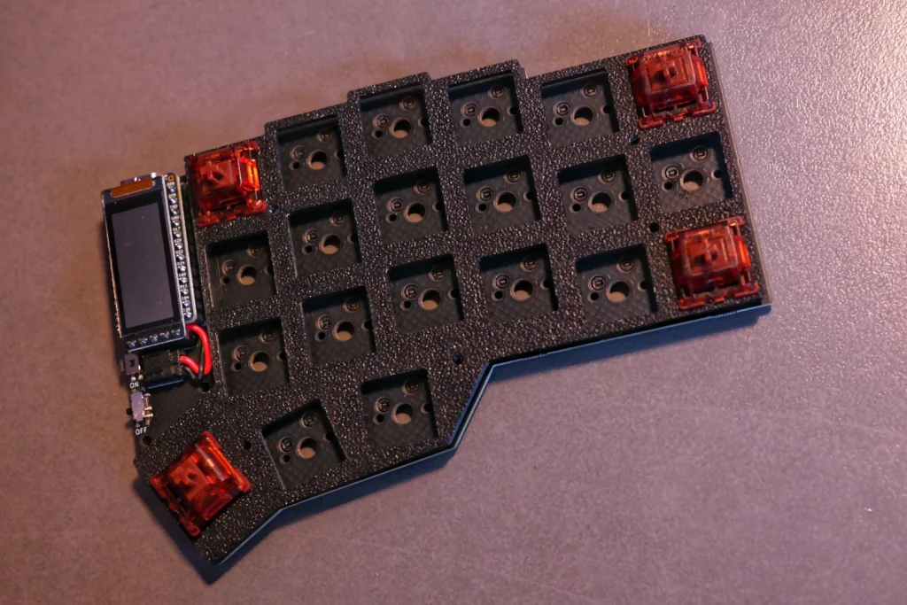 Wireless Corne Keyboard: vier Gateron Switches sind montiert