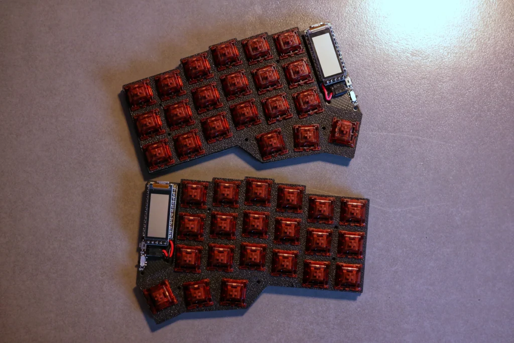 Wireless Corne Keyboard: Gateron Phantom Brown Switches sind montiert