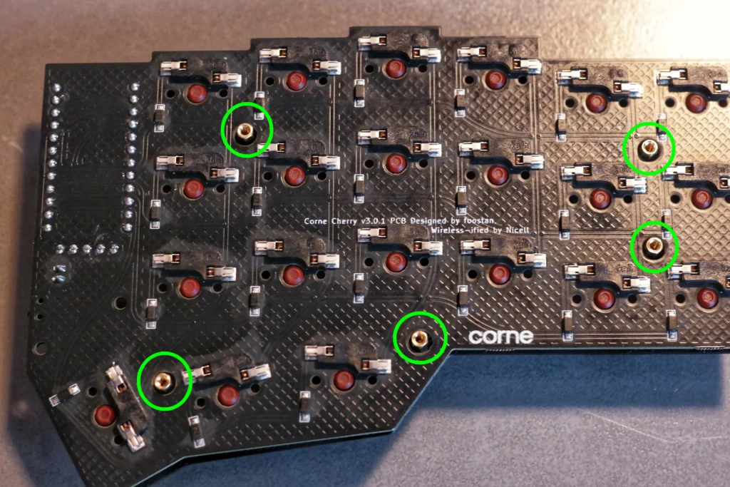 Wireless Corne Keyboard: montierte Abstandshalter