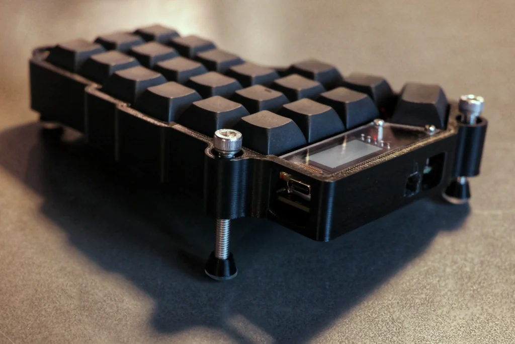 Wireless Corne Keyboard: höhenverstellbare Füße