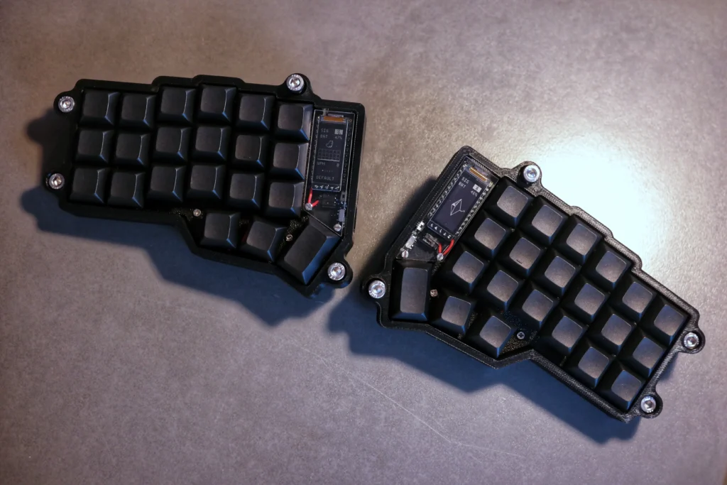 Wireless Corne Keyboard: linkes und rechtes Teil fertig aufgebaut