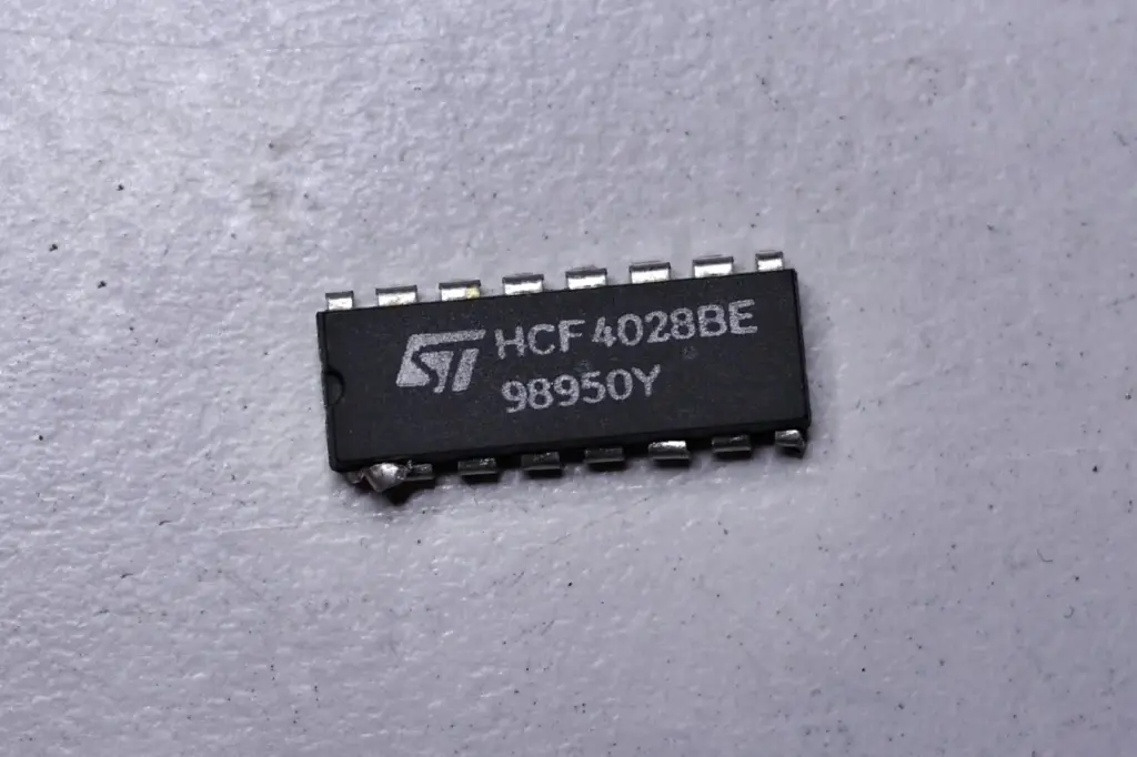 Auerswald DCM-77: defekter HCF4028BE BCD to Decimal Decoder