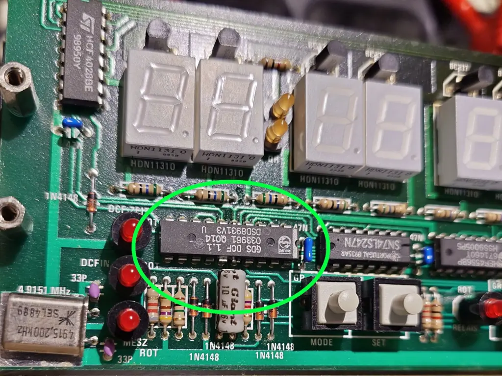 Auerswald DCM-77: Microcontroller der Uhr