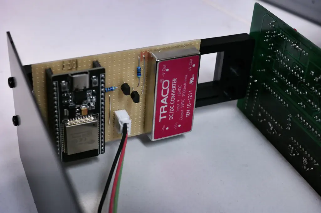 Auerswald DCM-77: Einbau des ESP32 in die Uhr